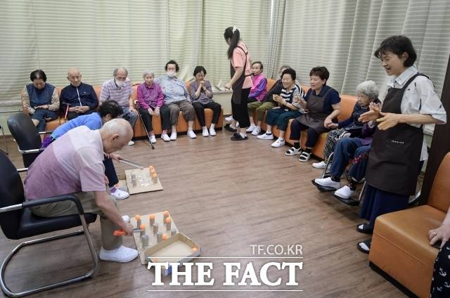 보건복지부가 지방자치단체의 복지사업 속도를 높인다. 단순 행정과 재난대응은 협의에서 제외하고, 여러 지자체가 시행 중인 산모·신생아 건강관리서비스 본인부담금 등 무쟁점 사업은 30일 안에 처리한다. 복지부는 20일 이 같은 내용의 '사회보장제도 신설·변경 협의제도 개편방안'을 확정했다. 사진은 2024년 5월 28일 경기 화성시 동부케어 주간보호센터 노인들. /더팩트