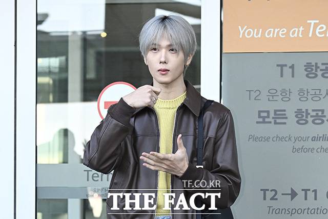 케이팝 그룹 엔시티 드림(NCT DREAM) 멤버 지성이 프랑스 파리에서 열리는 시스템(SYSTEM)의 2026 FW 파리 프레젠테이션에 참석하기 위해 20일 오전 인천국제공항을 찾은 가운데 취재진 앞에서 포즈를 취하고 있다. /인천국제공항=송호영 기자