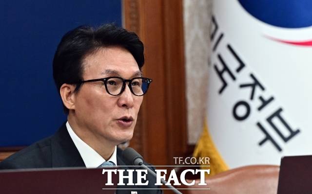 정부는 20일 이재명 대통령의 부산 가덕도 신공항 피습 사건을 국가 공인 1호 테러로 지정했다. 사진은 김민석 국무총리가 지난 13일 오전 서울 종로구 정부서울청사에서 열린 국무회의를 주재하는 모습. /임영무 기자