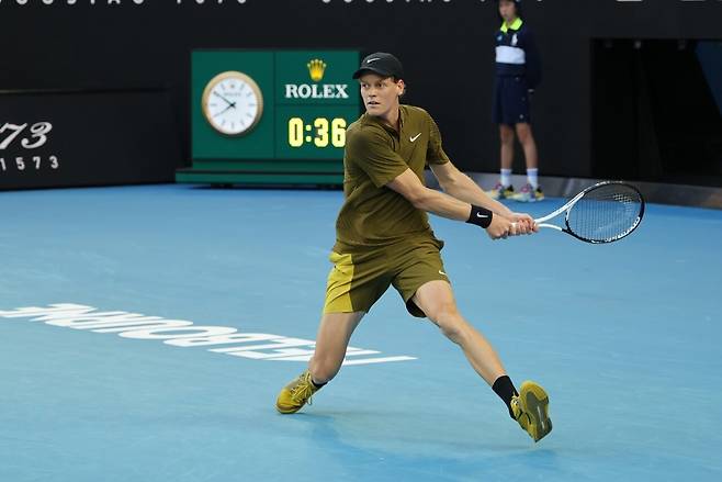 2026 호주오픈 남자단식 1회전에서 백핸드를 구사하는 시너