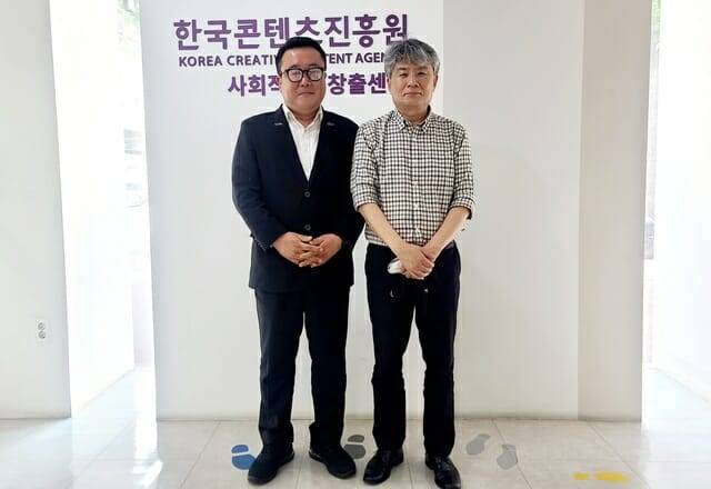 이창근 저자(왼쪽)와 추천평을 쓴 강원국 작가.