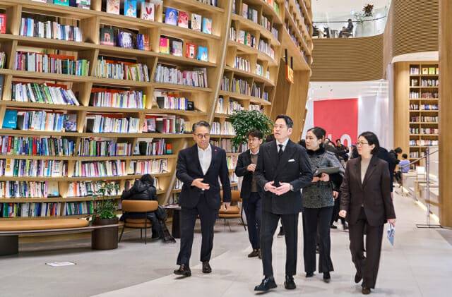 정용진 신세계그룹 회장이 스타필드 빌리지 운정 현장경영에 나섰다. (제공=신세계그룹)