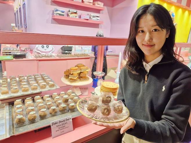 롯데백화점 부산본점 지하1층 '남포당'에서는 쫀득한 식감과 이국적인 풍미를 살린 다양한 맛의 두바이쫀득쿠키를 선보이고 있다. 롯데백화점 제공