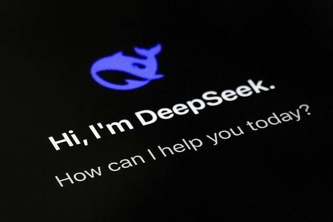 스마트폰 화면에 표시된 딥시크(DeepSeek) 애플리케이션 화면. AP연합뉴스
