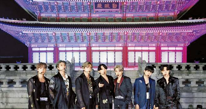 오는 3월 총 14곡이 실린 정규 5집 ‘아리랑’으로 돌아오는 그룹 방탄소년단(BTS)이 새 앨범 발매 시점에 맞춰 서울 광화문 일대에서 컴백 무대를 개최한다. 사진은 지난 2020년 BTS가 경복궁 근정전 앞에서 한복을 입고 공연할 때 모습. 왼쪽부터 멤버 진, RM, 뷔, 정국, 지민, 슈가, 제이홉./빅히트뮤직
