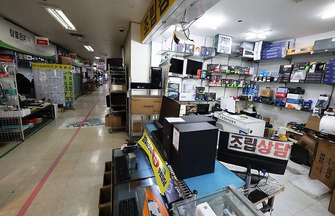 서울의 대표적 조립 PC 전문 상가인 용산구 한강로 선인상가의 19일 모습. 최근 D램 가격 폭등으로 손님들의 발길이 끊기자 많은 점포가 개점휴업 상태다. 상가 전체에서 가장 붐빈다는 1층 매장도 텅 비었다./장경식 기자