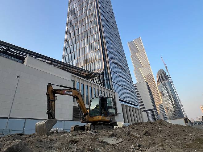 15일 오후 중국 항저우시의 AI 산업 단지인 튜링 마을에서 상업 구역 공사가 한창이다. ‘완공 후 가동’ 공식을 뒤집은 튜링 마을은 2024년 AI 데이터센터를 먼저 개방했고, 쇼핑몰·아파트 등이 들어서는 상업·생활 시설은 올해 공사를 마무리할 예정이다. 중국 전역에 AI 데이터센터만 250곳에 달할 정도로 AI 인프라가 탄탄하다./이벌찬 특파원