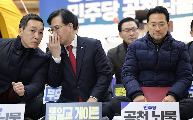 단식 5일째인 장동혁 대표가 19일 서울 여의도 국회 로텐더홀에서 열린 국민의힘 최고위원회의에 앉아 있다. 왼쪽은  국민의힘 송언석 원내대표와 김민수 최고위원./남강호 기자