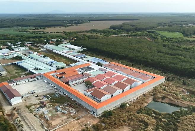 국가정보원은 20일 캄보디아 스캠 조직의 잇단 검거에도 청년 피해가 여전히 이어지고 있다며 관련 사례를 공개하고 각별한 주의를 당부했다. 사진은 국가정보원이 이날 언론에 공개한 캄보디아 몬돌끼리주의 스캠단지 모습./국가정보원 제공