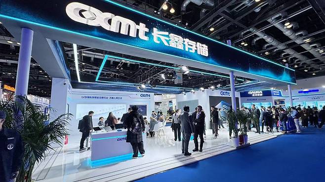 CXMT가 2025년 11월 베이징에서 개최된 중국국제반도체박람회에서 DDR5와 LPDDR 등 D램 제품을 홍보하고 있다./CXMT 홈페이지