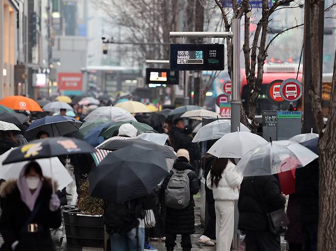 서울 강남역 버스정류장에서 퇴근길 시민들이 버스를 기다리고 있다./뉴스1