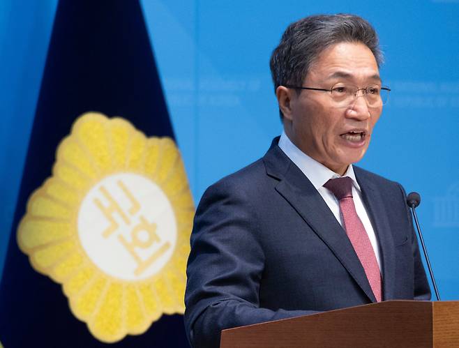 이학재 인천국제공항공사 사장이 20일 국회 소통관에서 '대통령실의 인천공항 공사 불법 인사 개입'을 주장하는 기자회견을 하고 있다. /연합뉴스