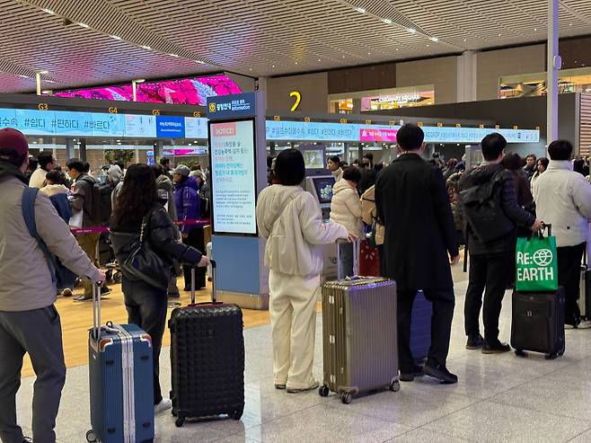 20일 오전 6시 30분쯤 인천국제공항 제2여객터미널 G구역 아시아나항공 자동 수하물 전용 카운터에 대기열이 늘어선 모습. /양범수 기자