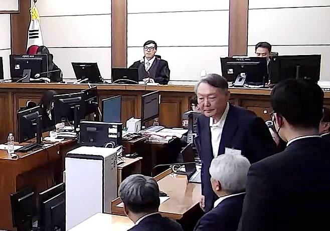 윤석열 전 대통령이 16일 서초구 서울중앙지방법원에서 열린 특수공무집행방해, 범인도피교사, 직권남용 권리행사방해 혐의 등 사건에 대한 1심 선고 공판에서 징역 5년을 선고받은 뒤 법정을 나서고 있다. /서울중앙지법 제공