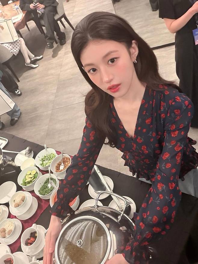 화려한 셔츠를 입은 고윤정. 사진 인스타그램 @goyounjung