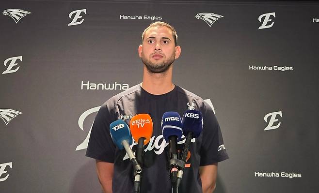 20일 대전 한화생명볼파크에서 윌켈 에르난데스가 취재진과 인터뷰를 진행하고 있다. 박건욱 기자