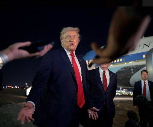 도널드 트럼프 미국 대통령이 19일 플로리다주 웨스트 팜 비치 국제공항에서 취재진과 활주로에서 대화를 나누고 있다. ⓒ AFP/연합뉴스