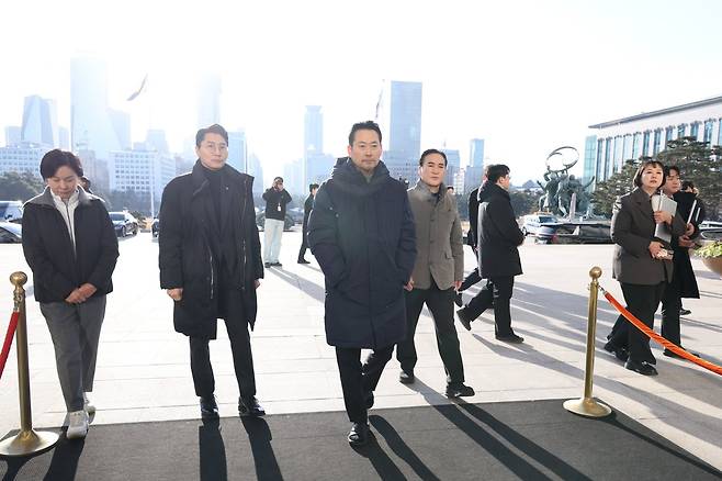 단식 농성 중인 장동혁 국민의힘 대표가 20일 서울 여의도 국회에서 산책을 하고 있다. 2026.1.20/뉴스1