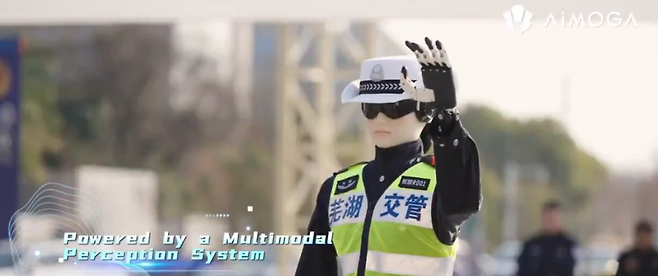 중국 우후시의 한 교차로에 로봇 경찰이 배치됐다. X갈무리