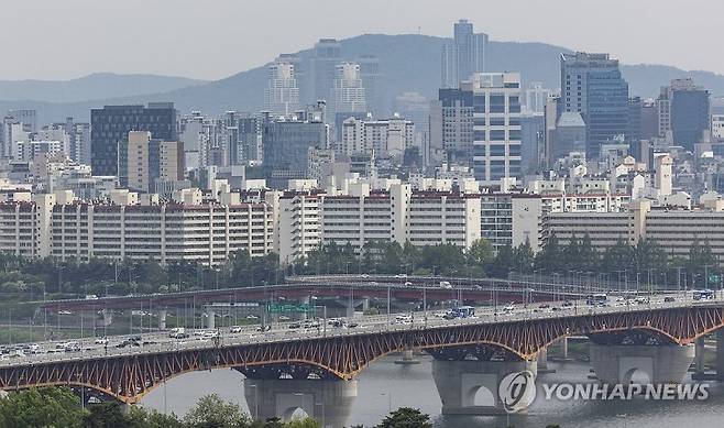 서울 응봉산에서 바라본 압구정동·청담동 아파트 단지 전경. 사진=연합뉴스