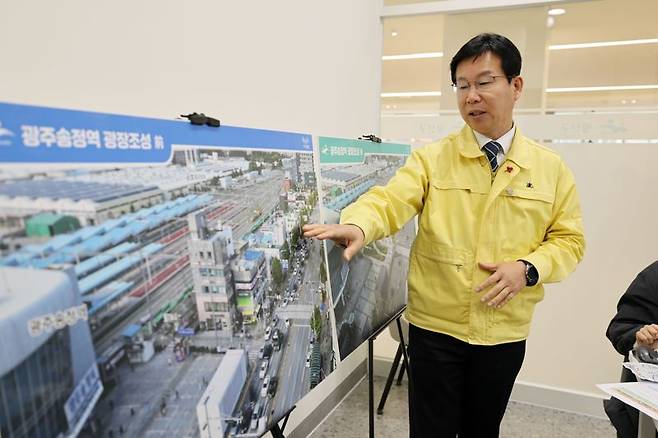 광주광역시 광산구가 광주송정역을 호남 대표 관문 위상에 걸맞은 거점역으로 만들기 위해 '광주송정역 광장 확장 사업'을 추진한다. 사진은 박병규 광산구청장이 20일 구청 1층 모두의 쉼터에서 기자 차담회를 열고 사업 필요성을 설명하고 있는 모습. 광산구 제공