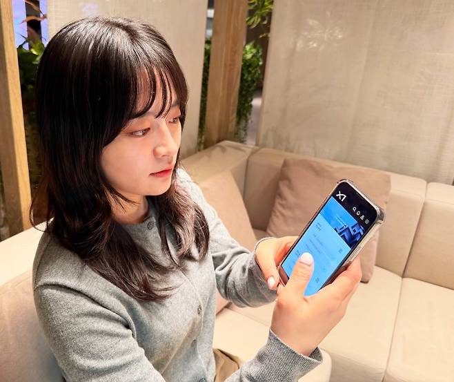 GS건설 플랫폼 'My 자이' 이용객이 20일 서비스를 시연하고 있다. GS건설 제공