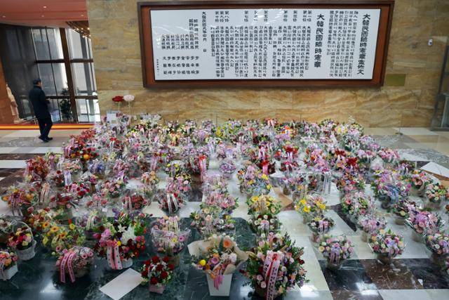 19일 국회 로텐더홀에 더불어민주당에 통일교·공천헌금 '쌍특검' 수용을 요구하며 닷새째 단식 농성 중인 국민의힘 장동혁 대표를 응원하는 꽃다발이 놓여 있다. 연합뉴스