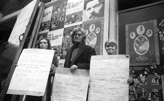 1972년 아든-다시의 작품이 명예훼손 시비에 휘말리자 극장 측은 부부 동의 없이 대본 일부를 수정해 상연을 강행했고, 부부는 '부르주아 검열'이라며 자신들의 연극이 상연되던 로열셰익스피어 극장 앞에서, 당시 열 살이던 둘째 아들(Jacob)과 함께 피켓 시위를 벌였다. PA 연합뉴스