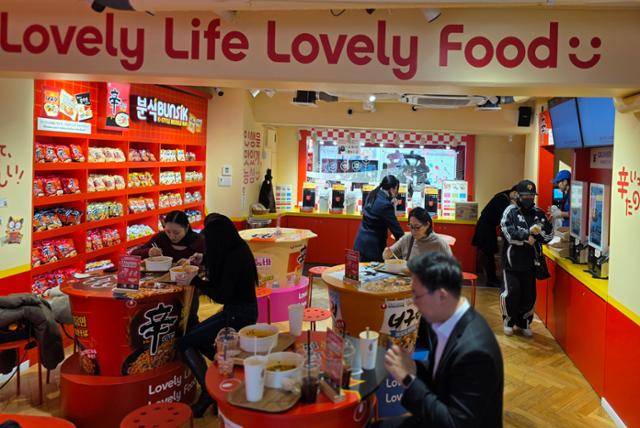 2025년 12월 9일 일본 도쿄 하라주쿠에 위치한 농심 신라면 분식에서 손님들이 라면을 즐기고 있다.