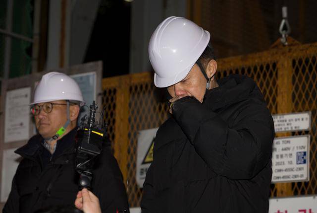 지난해 12월 18일 서울 여의도역 신안산선 공사장에서 발생한 사고 현장에서 송치영 포스코이앤씨 사장이 사과문을 발표하고 있다. 뉴시스