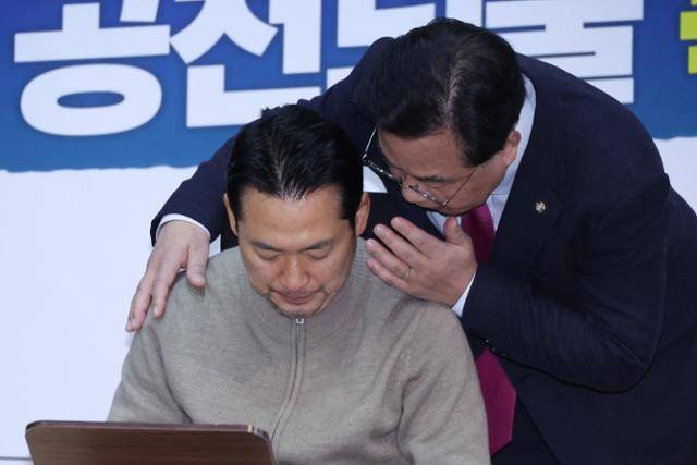 장동혁(왼쪽) 국민의힘 대표와 송언석 원내대표가 20일 국회 단식 농성장에서 대화하고 있다. 뉴스1