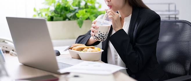 업무 스트레스를 견디기 위해 매일 버블티를 두 잔씩 마시던 20대 여성이 신장 기능이 급격히 악화돼 평생 투석 치료를 받아야 할 위기에 놓였다. 사진은 기사 내용과 무관함. /사진=클립아트코리아