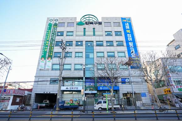 강북구가 '2026년 상반기 지역 공동체 일자리 사업' 참여자를 모집한다. 사진은 강북구청 임시청사 전경. [사진=강북구]