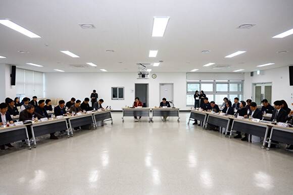 이천시 투자유치 활성화 전략 수립 용역 중간보고회 모습. [사진=이천시]