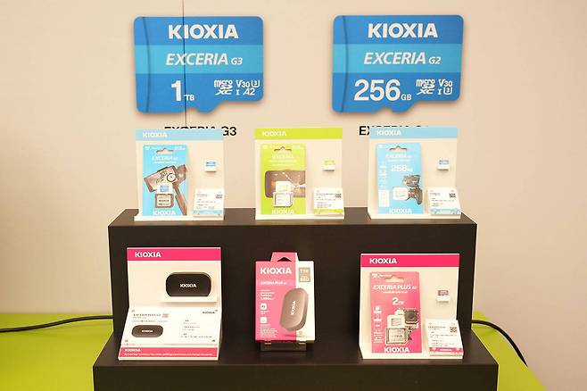 휴대용 저장장치도 함께 공개했다 / 출처=IT동아