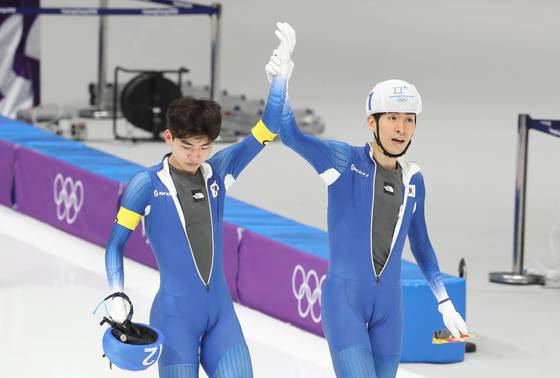 평창올림픽 매스스타트 우승 직후 함께 달린 정재원(왼쪽)의 손을 들어주는 이승훈. [연합뉴스]