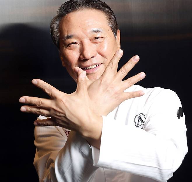 후덕죽 셰프를 전설로 만든 손. 손이 작고 손가락이 뭉툭했다. 강정현 기자