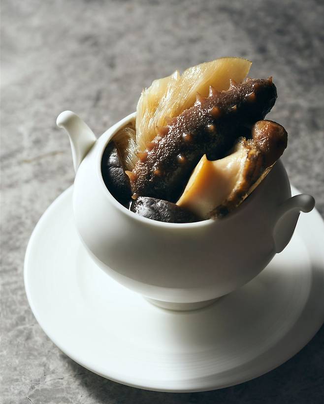 후덕죽 셰프를 상징하는 메뉴는 단연 불도장이다. 중국 최고급 보양식인 불도장을 1987년 한국에 처음 소개했다. 현재 몸담고 있는 '호빈'에서도 인기 메뉴다. 사진 앰배서더 서울 풀만 호텔