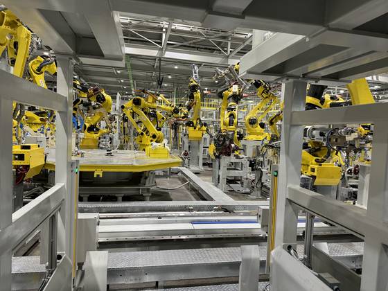 경기 광명시 '기아 오토랜드 광명' 공장 내부 모습. 이곳은 1973년 국내 최초의 컨베이어 벨트 방식 일관 공정 종합 자동차 공장으로 출발했는데, 로봇팔(협동로봇)이 조립을 하는 공장으로 탈바꿈했다. 광명=고석현 기자
