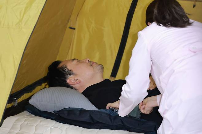 더불어민주당에 통일교·공천헌금 '쌍특검' 수용을 요구하며 엿새째 단식 농성 중인 국민의힘 장동혁 대표가 20일 국회 로텐더홀에 마련한 단식 농성장에서 진찰을 받고 있다. 연합뉴스