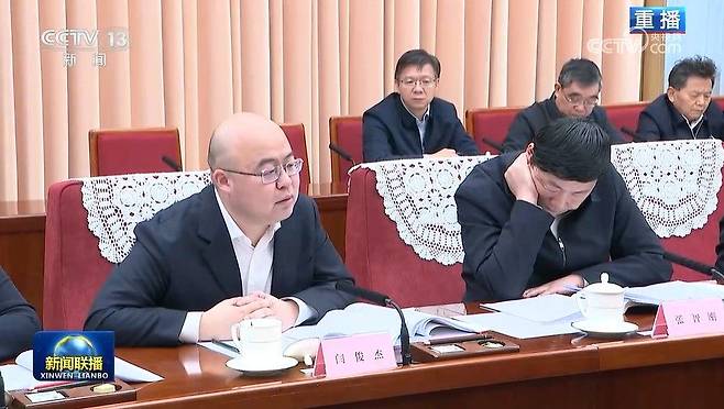 19일 리창 중국 국무원 총리가 소집한 전문가 좌담회에서 중국 토종 인공지능 기업 미니맥스(MiniMax) 창업자 겸 최고책임자 옌쥔제(閆俊杰, 왼쪽)가 발언하고 있다. 사진 CC-TV 캡처