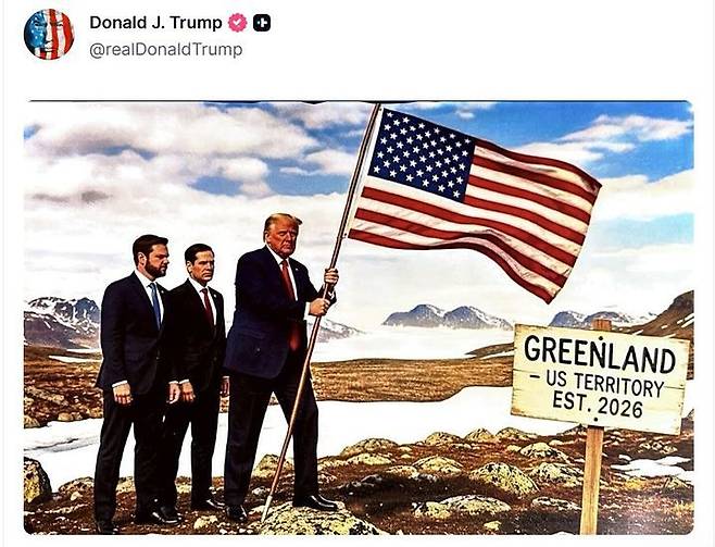 도널드 트럼프 미국 대통령이 20일(현지 시간) 새벽 소셜미디어 트루스소셜에 2026년까지 그린란드를 미국에 병합하고, 나아가 캐나다와 베네수엘라까지 합병하는 내용을 암시하는 합성 사진을 게시해 논란이 일고 있다. 사진 트루스소셜 캡쳐