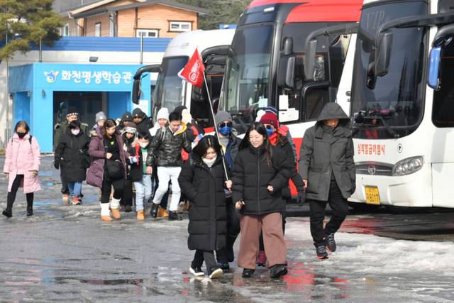 ▲ 사진은 관광버스를 타고 화천에 온 동남아시아 관광객들이 산천어축제장으로 이동하고 있다.