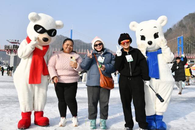 ▲ 사진은 동남아시아 관광객들이 산천어축제를 즐기고 있다.