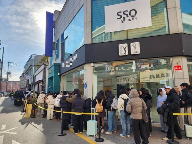 ▲ 20일 강릉 중앙시장 인근에 위치한 컵 감자 가게는 오픈 전부터 사람들이 대거 줄지어 서있다.