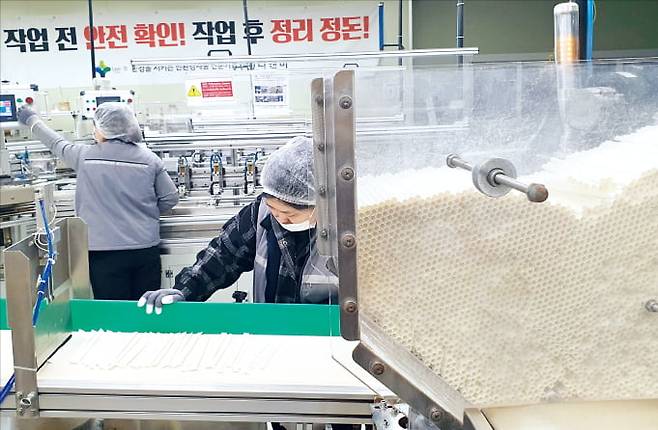 경기 화성에 있는 리앤비 공장에서 작업자들이 친환경 종이 빨대를 생산하고 있다.  리앤비 제공