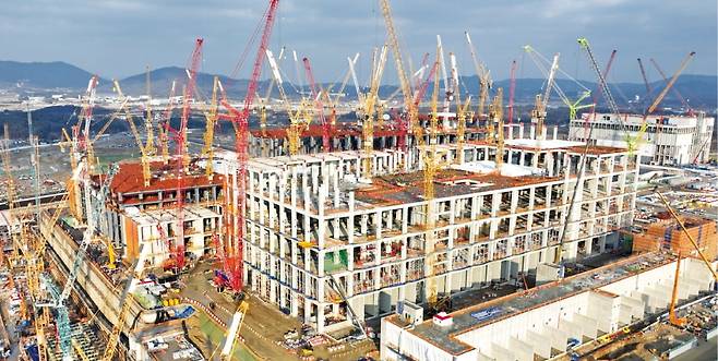 지난 15일 경기 용인 SK하이닉스 반도체 클러스터 공사 현장에서 100m 높이 골리앗 크레인이 1기 팹(공장) 골조를 올리고 있다. 1기 팹은 이르면 내년 2~3월 완공된다. 이솔 기자