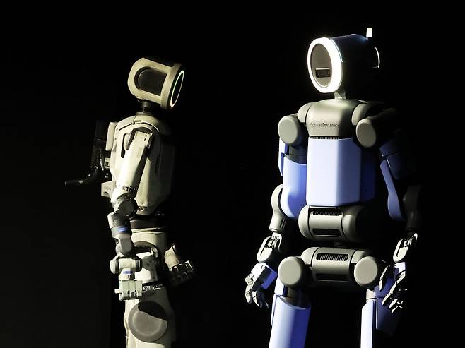 세계 최대 가전·정보기술(IT) 전시회 'CES 2026' 개막을 하루 앞둔 5일(현지시간) 미국 네바다주 라스베이거스 만달레이베이에서 열린 현대차그룹 프레스 컨퍼런스에서 휴머노이드 아틀라스 시제품(왼쪽)과 아틀라스 개발형 모델이 무대에 공개돼 있다. /사진=뉴스1