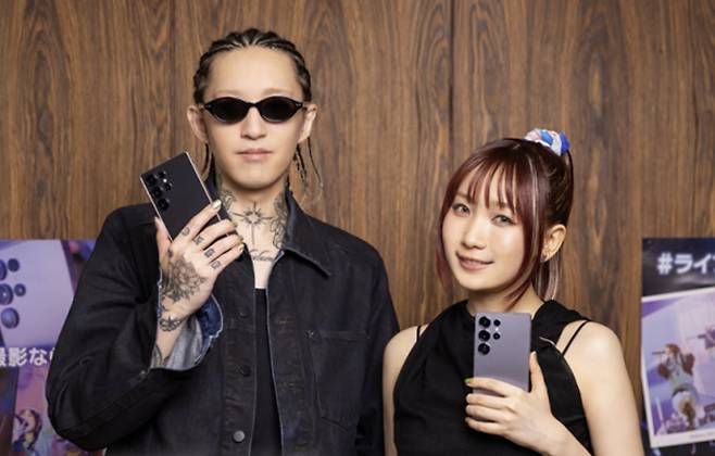 삼성전자가 지난해 10월23일 공개한 J팝 혼성듀오 '요아소비'와의 갤럭시 특별 인터뷰 장면. 사진=삼성전자