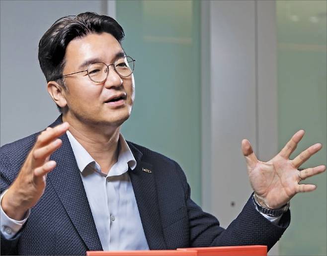 이환철 엘앤씨바이오 대표가 회사의 사업 계획에 대해 설명하고 있다. /엘앤씨바이오 제공